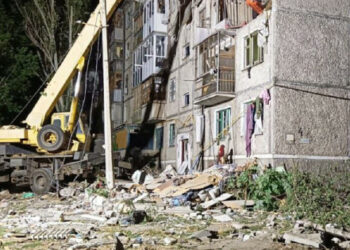 Število žrtev ruskega napada na petnadlako stavbo Nikolajev se je povečalo na šest (foto)