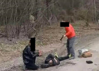 Trupla mučenih civilistov so bila najdena v osvobojenih Trostianetih.