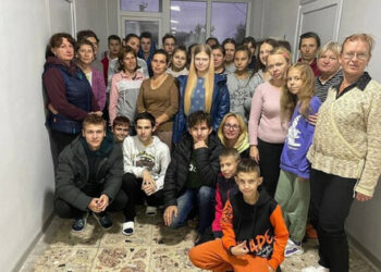 Ukrajina vrnil domov 37 otrok deportirali okupatorji