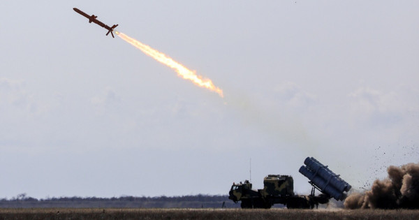 Ukrajinska vojska v Donbasu sestrelila ruski helikopter in napadla letala