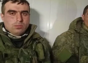 Ukrajinske oborožene sile so objavile posnetek zasliševanja ruskih padalcev, ki so se predali