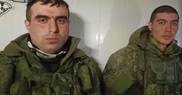 Ukrajinske oborožene sile so objavile posnetek zasliševanja ruskih padalcev, ki so se predali