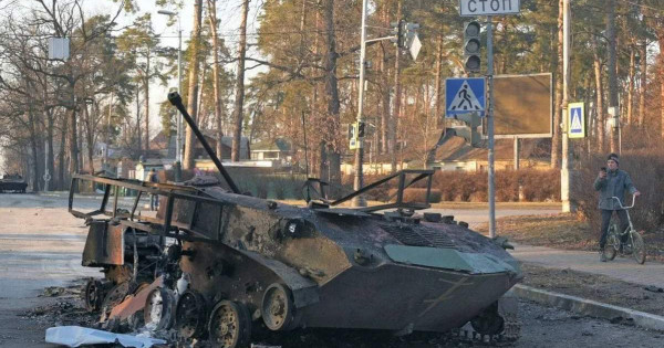 V Buči v regiji Kyiv je po silih spopadih dvignila ukrajinsko zastavo