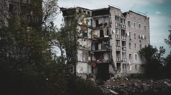 V Izyumu so Rusi prisilili domačine, da so izkopavali hiše s trupli bombnih žrtev.