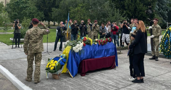 V Lvivu so se poslovili od umrlega branilca letališča v Donjecku.
