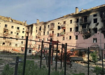 V Mariupolu je bilo pod ruševinami najdenih več kot 100 trupel ubitih z ruskim bombardiranjem.