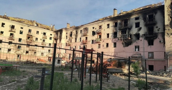 V Mariupolu je bilo pod ruševinami najdenih več kot 100 trupel ubitih z ruskim bombardiranjem.
