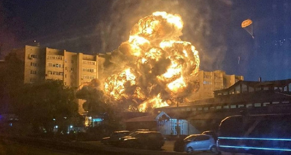 V Rusiji je vojaško letalo s polnim strelivom padlo na visoko zgradbo