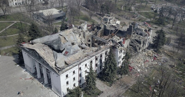 V dramskem teatu v Mariupolu je v zračnem naskoku umrlo 600 ljudi – AR