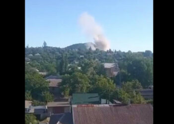 V okupiranem Perevalsku je po eksploziji izbruhnil vojaški oporišče z Rusi (video)