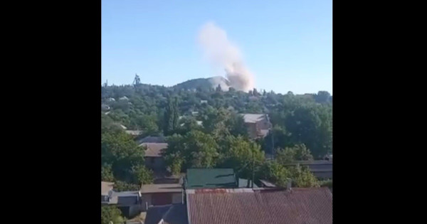 V okupiranem Perevalsku je po eksploziji izbruhnil vojaški oporišče z Rusi (video)