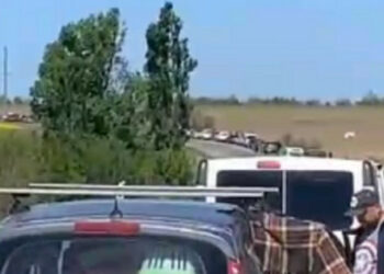 V regiji Kherson, Rusi hranijo tisoče avtomobilov z Ukrajinci za četrti dan