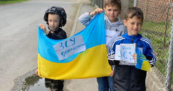 V regiji Lviv so otroci določili kontrolno točko in zbrali denar za neprebojne jopiče za oborožene sile Ukrajine