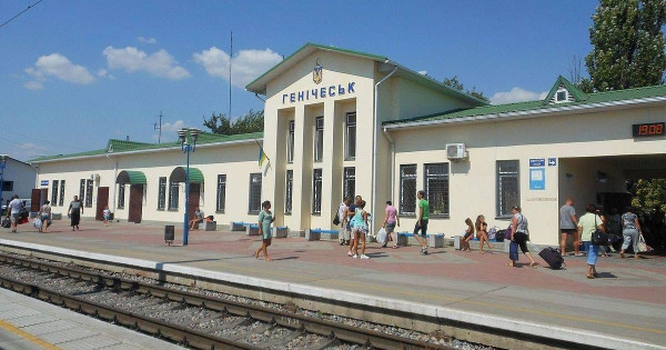 V ujetem Genichesku je bil človek potepan do smrti v čakalni redu za upokojitev.