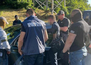 Visoki uradnik službe za migracije je bil obtožen legaliziranja Rusov za podkupnine