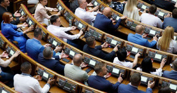 Vlada je predlagala povečanje porabe za ceste in predsedniško univerzo