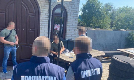 Vodja dobrodelne fundacije je bil pridržan zaradi prodaje avtomobilov, uvoženih za vojsko