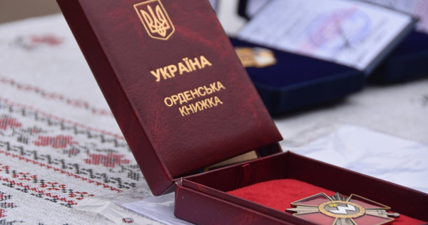 Volodymyr Zelenskyy je podelil 96 serviserja z državno nagrado