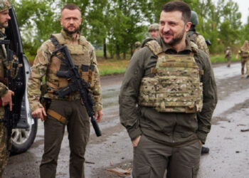 Volodymyr Zelenskyy obiskal branilce Ukrajine v regiji Kharkiv