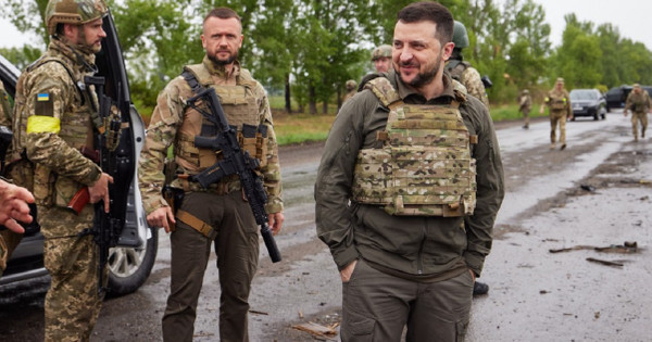 Volodymyr Zelenskyy obiskal branilce Ukrajine v regiji Kharkiv