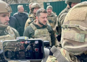 Zelenskyy je obiskal Bucha in se srečal z lokalnimi prebivalci
