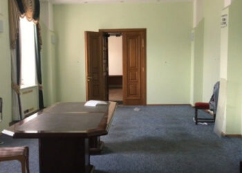 Mediji so pokazali posnetek regionalne državne uprave Kherson, ki so jo izolovali Rusi