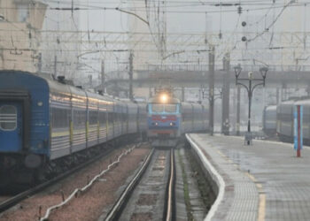 Ukrzaliznytsia poročala o zamudah vlaka zaradi ruskih raketnih napadov