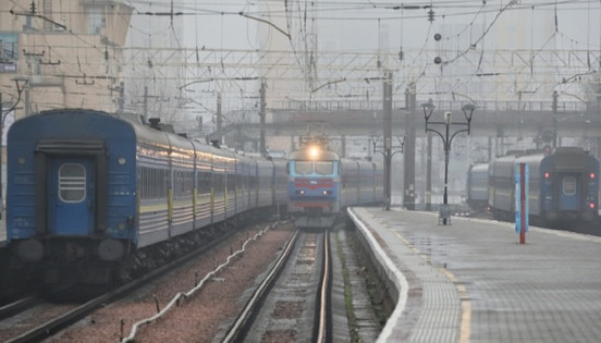 Ukrzaliznytsia poročala o zamudah vlaka zaradi ruskih raketnih napadov