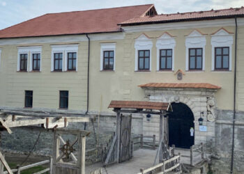 V gradu Zolochiv v regiji Lviv je bila obnovljena stavba, poškodovana zaradi raketnega napada.