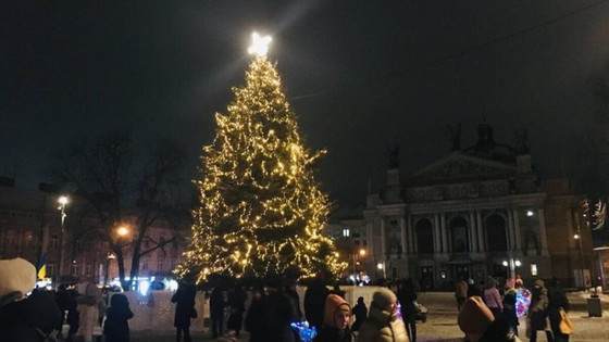 Božično drevo ni zunaj politike: kakšna so bila Lviv božična drevesa v različnih letih