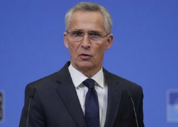Rusija želi vojno "zamrzniti" in nato sprožiti veliko ofenzivo, pravi Stoltenberg