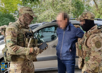 SBU pridrža človeka, ki je leta 2014 v Kartuvu dvignil rusko zastavo