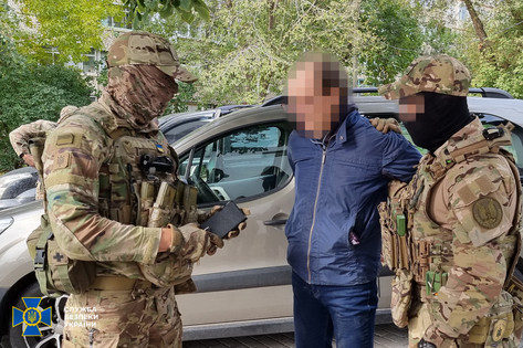 SBU pridrža človeka, ki je leta 2014 v Kartuvu dvignil rusko zastavo