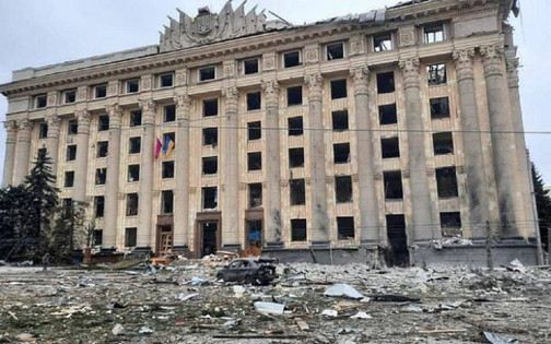 V Kartuvu so zgradili regionalno državno upravo, ki so jo uničili ruski izstrelki.