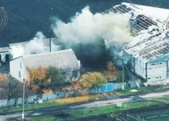 Vojaki oboroženih sil Ukrajine so pokazali, kako so Rusi nokavti iz vasi Novoselovskoye v regiji Luhansk
