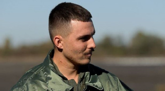 Zelensky je z klicnim znakom Karaya podelil naziv "Junak Ukrajine" vojaškemu pilotu