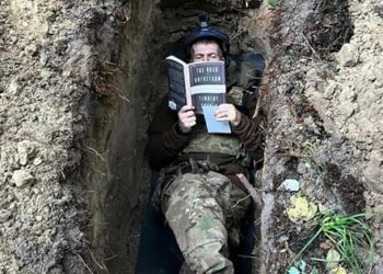 Ukrajinska vojska bere knjigo Timothyja Snyderja v jareku. Fotografija dneva