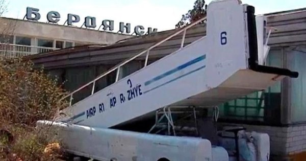 Rusi postavljajo obrambne linije okoli letališča v Berdyansku.