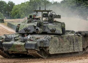 Britanski tanki Challenger bodo na fronto v Ukrajini prispeli do poletja, pravi Ben Wallace