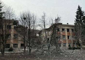 Rusi uničili kolidž v Kupyansku z raketnim napadom (fotografije)