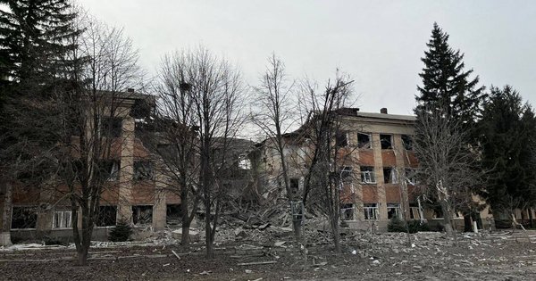 Rusi uničili kolidž v Kupyansku z raketnim napadom (fotografije)