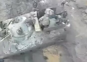 SBU prikazuje posnetek uničenja ruskega pehotnega bojnega vozila s posadko s kamikaznim dronom
