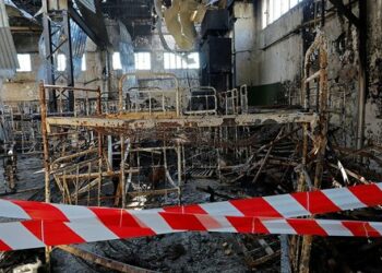 Ukrajina vrnila trupla 54 branilcev Azovstala, ki so umrli v Olenivki