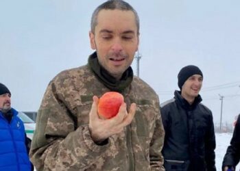 Borec oboroženih sil Ukrajine izpuščen iz ujetništva je prvič po letu dni okusil sadje. Video dneva