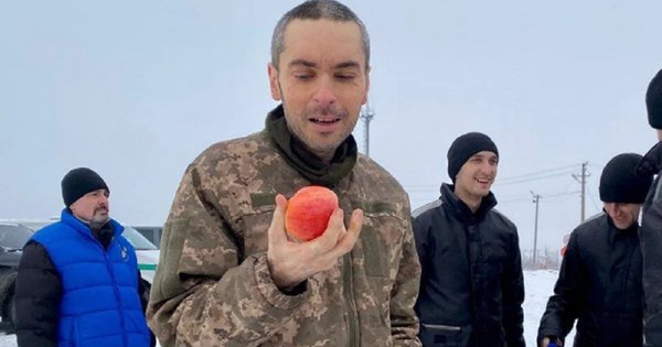 Borec oboroženih sil Ukrajine izpuščen iz ujetništva je prvič po letu dni okusil sadje. Video dneva