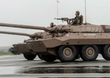 Francija je v Ukrajino poslala prvo sejo tankov s kolesi