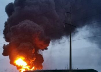 Na območju Belgoroda se je po zadetku zažgala industrijska elektrarna (video)