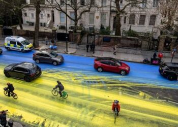 Pobarvan je v rumeni in modri ulici v bližini ruskega veleposlaništva v Londonu. Fotografija dneva
