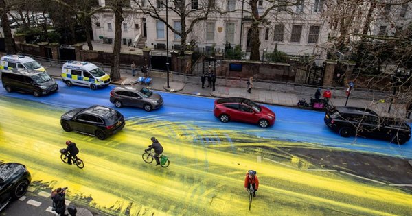 Pobarvan je v rumeni in modri ulici v bližini ruskega veleposlaništva v Londonu. Fotografija dneva