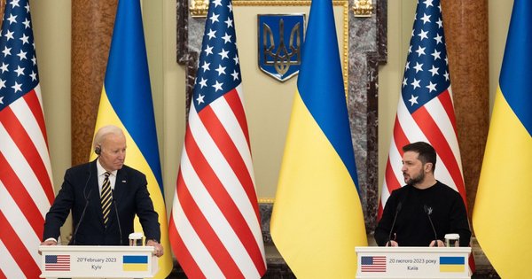 "Prepričani smo, da boste še naprej zmagali." Zelenskyi in Biden govori v Kijevu